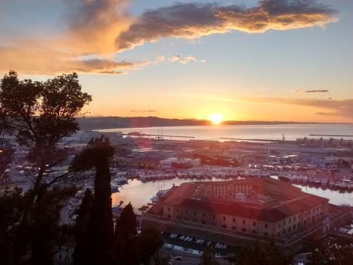 E-bike tour in Ancona with helmet included: Explore the historical and panoramic wonders of the city aboard an e-bike, with a GPS guide and audio explanations along the route.