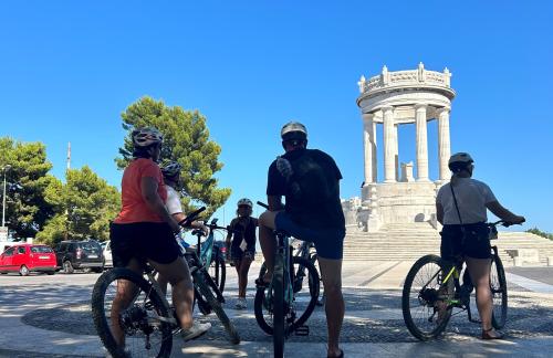 Visita guidata in e-bike a Ancona: Pedala in sicurezza con il nostro tour in e-bike, esplorando la città attraverso le sue attrazioni storiche e panoramiche, con caschetto incluso.