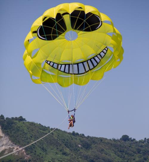 paracadute ascensionale parasailing imbracatura libertà brividi paesaggio mare adriatico brezza marina altezza volo 