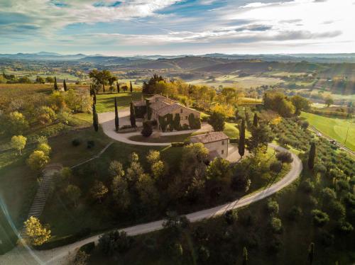 Degustazione di vini nella tenuta vinicola circondata dai vignetiEsperienza enogastronomica in una cantina con vista sui vignetiGiornata di degustazione di vini nella nostra tenuta immersa nei vignetiCalici di vino durante una degustazione in una cantina con vigneti panoramiciDegustazione di vini pregiati tra le vigne della nostra tenutaVisita e degustazione di vini in una cantina con vigneti incantevoliAssaggio di vini locali nella tenuta vinicola, con vista sulla vignaUn brindisi con il nostro vino durante una degustazione in una tenuta immersa nei vigneti