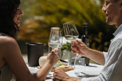 Degustazione di vini nella tenuta vinicola circondata dai vignetiEsperienza enogastronomica in una cantina con vista sui vignetiGiornata di degustazione di vini nella nostra tenuta immersa nei vignetiCalici di vino durante una degustazione in una cantina con vigneti panoramiciDegustazione di vini pregiati tra le vigne della nostra tenutaVisita e degustazione di vini in una cantina con vigneti incantevoliAssaggio di vini locali nella tenuta vinicola, con vista sulla vignaUn brindisi con il nostro vino durante una degustazione in una tenuta immersa nei vigneti