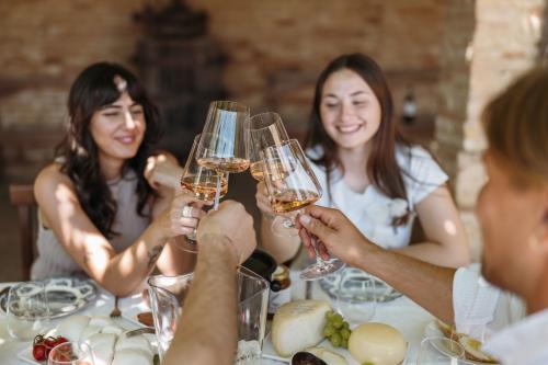 Degustazione di vini nella tenuta vinicola circondata dai vignetiEsperienza enogastronomica in una cantina con vista sui vignetiGiornata di degustazione di vini nella nostra tenuta immersa nei vignetiCalici di vino durante una degustazione in una cantina con vigneti panoramiciDegustazione di vini pregiati tra le vigne della nostra tenutaVisita e degustazione di vini in una cantina con vigneti incantevoliAssaggio di vini locali nella tenuta vinicola, con vista sulla vignaUn brindisi con il nostro vino durante una degustazione in una tenuta immersa nei vigneti