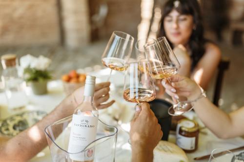 Degustazione di vini con tagliere di formaggi e salumi in una tenuta vinicola con vignetiCalici di vino durante una degustazione in una cantina circondata dai vignetiAssaggio di vini pregiati accompagnato da un tagliere di prodotti tipici localiVista panoramica dei vigneti durante una degustazione di vini nella nostra tenutaTagliere di formaggi e salumi locali accompagnato da un calice di vino nella cantina vinicolaDegustazione di vini e piatti tipici locali in una tenuta vinicola con vista sui vignetiEsperienza enogastronomica con vini e prodotti locali in un ambiente suggestivo di vignetiVino, tagliere e vigneti: un'esperienza di degustazione in una cantina immersa nel verde